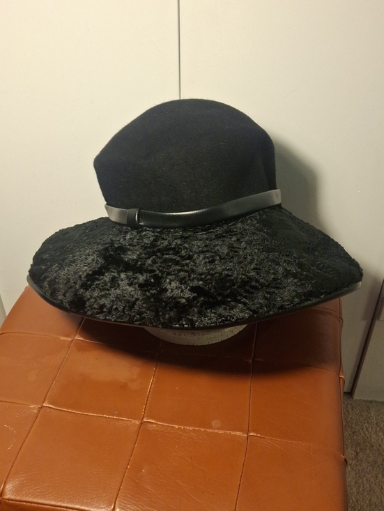 Oscar de la Renta Accessories - Oscar de la Renta Black Wide-Brim Felt Hat with Leather Trim